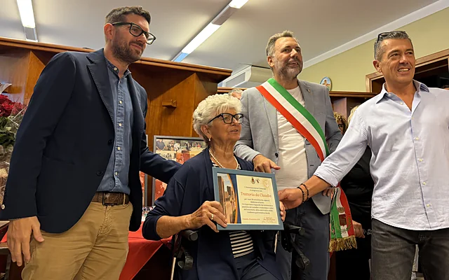 La festa per i 50 anni della trattoria: mamma Maria riceve una targa dal Comune, insieme alla famiglia