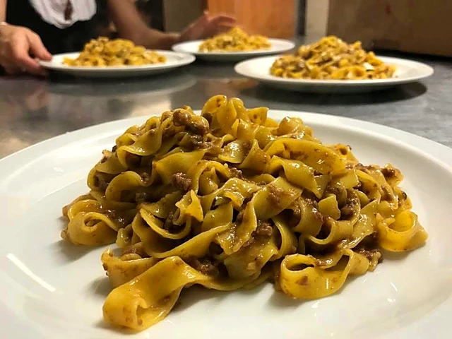 Un piatto di tagliatelle fatte a mano al ragù