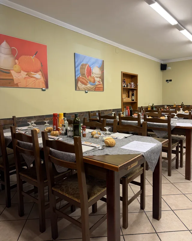 Tavoli apparecchiati con il pane, pronti per il pranzo